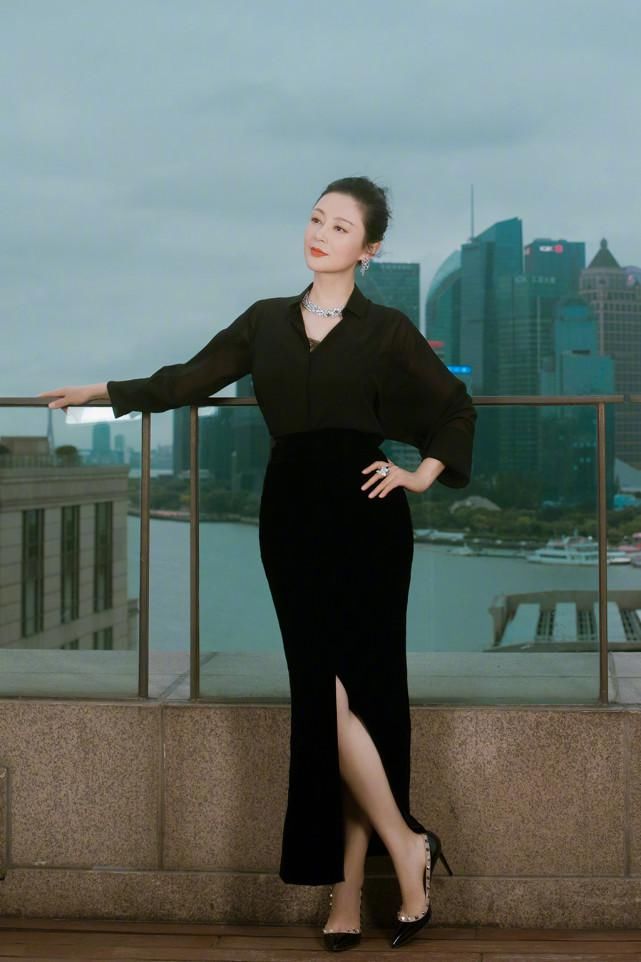 51岁陈红气质惊艳,黑皮衣显优越身材,镂空勾花配百褶裙真精致