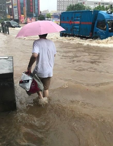 雷暴雨突袭广州!广东多地严重水浸+塞车!未来还有5号台风...