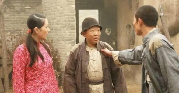 不老童星侯祥：18岁出道，演11年儿子，与妻子同框像母子