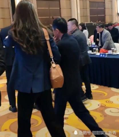 马云出席活动,身旁1米8的保镖焦点美女比基尼_手机壁纸成为1美女图片