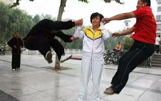 格斗狂人徐晓冬受辱视频,太极大师马保国兴奋