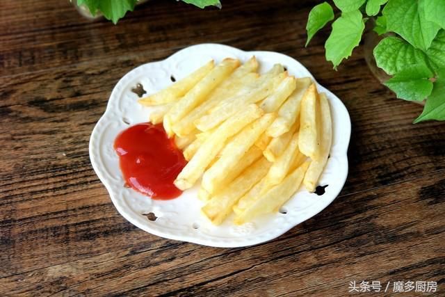 在家过六一,炸盘薯条当零食,少放油更健康,一盘不够再来一盘!