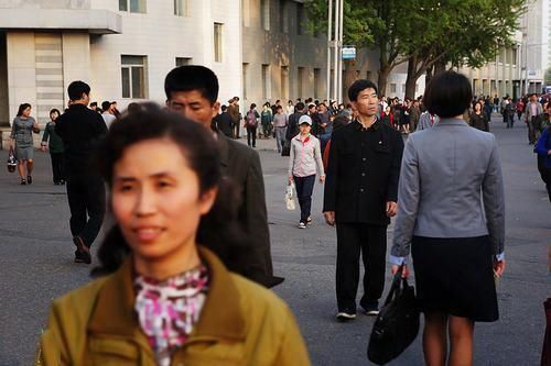 朝鲜女人的婚恋观在变，以前清一色嫁给兵哥哥，如今喜欢外国人