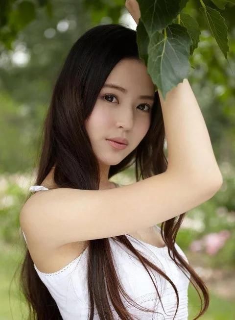 美女:清纯校花生活照爆红 引人眼球