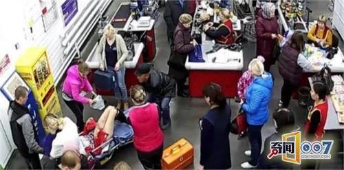俄罗斯一孕妇在超市购物时感觉肚子疼,11分钟