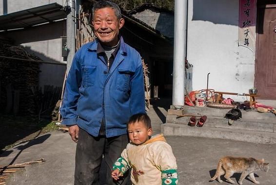 孩子奶奶在农村要求带娃，宝妈：还是请保姆吧