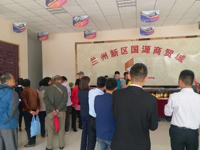 兰州九钢职工在原工会主席的带领下参观兰州新区及国源粮油市场