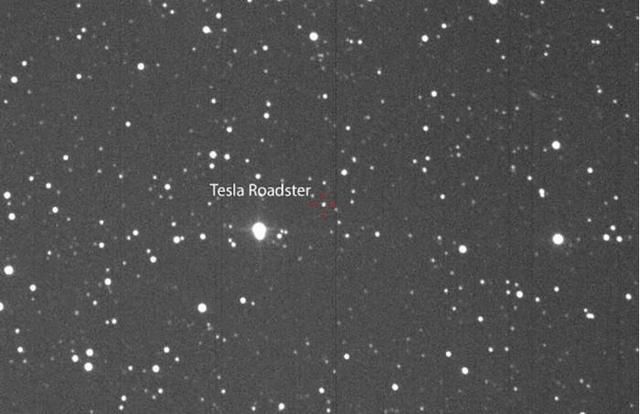 特斯拉电动敞篷跑车漫步星空图片