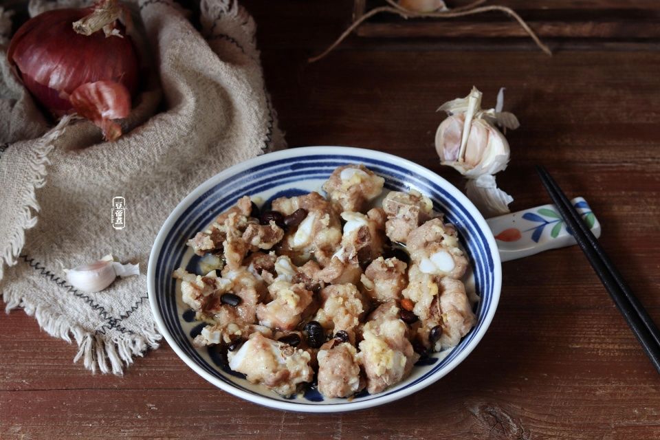 排骨不要再炖,这样做回回吃不够,家人隔三差五