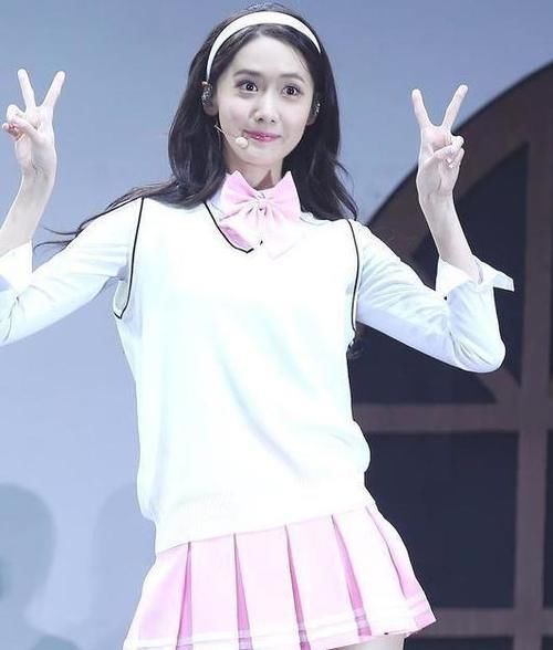 林允儿穿上百褶裙, 大家眼前一亮, 高呼美少女来了