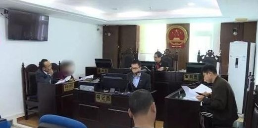 女子把17万大钞藏进垃圾桶 保洁员当垃圾误扔