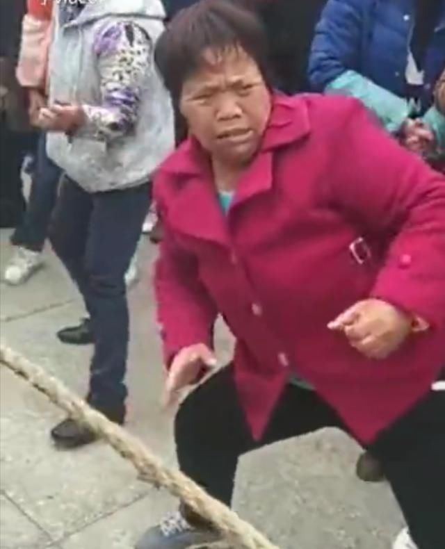 热心姨妈助攻搞笑表情,运用神上演,终于赢得大妈搞笑图图片