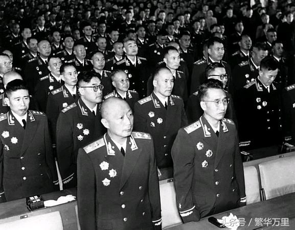 中国军队使用军衔时，1955年，什么资历会被授予上将？