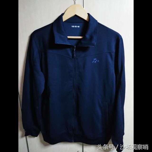 为啥运动服后面有个口袋 t01a637721847aa1769.jpg