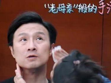 章子怡为汪峰卸妆,看到汪峰摘掉眼镜后,终于明