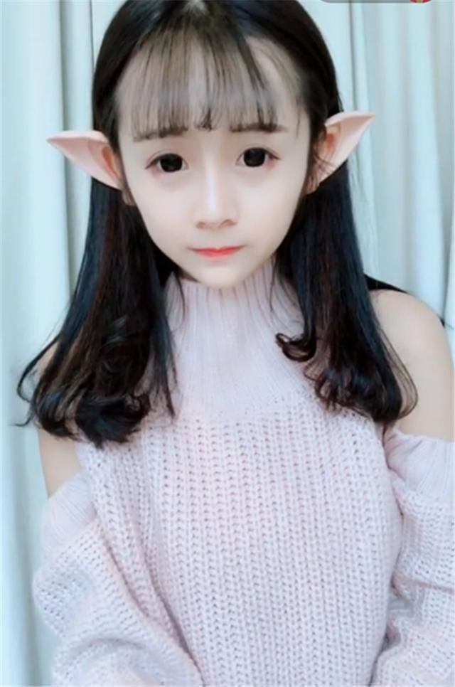 11岁可爱小女生不好好上学,却学大人当网红,天天化妆美颜自拍