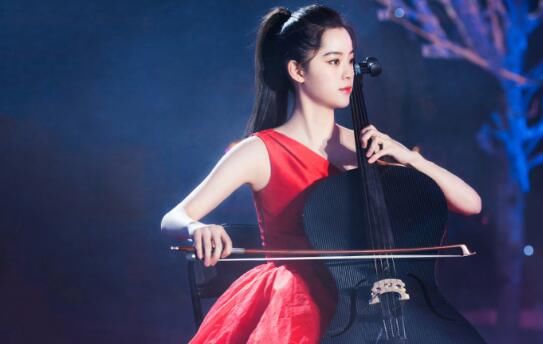 欧阳娜娜拉大提琴,表情认真美如天仙!