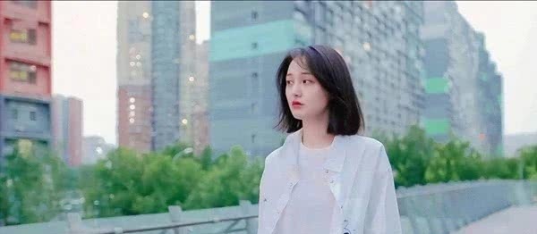 郑爽独自现身机场,扎麻花辫青春灵动,美貌在线