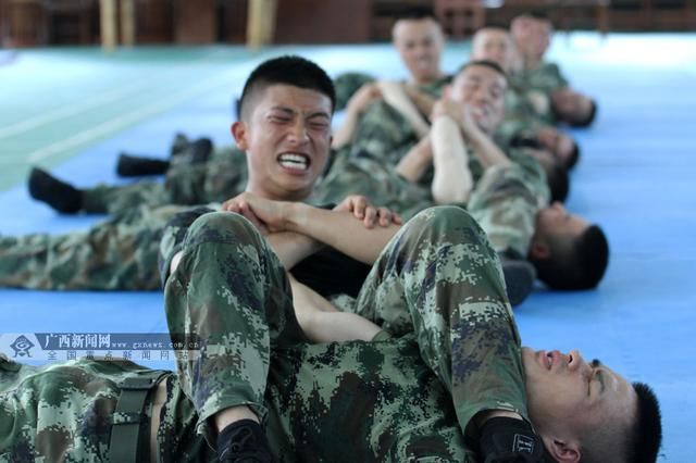 近身作战一招制敌 武警侦察兵擒拿格斗技真功