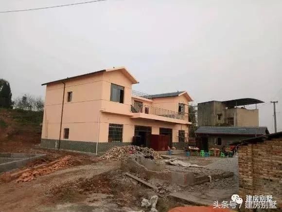 鸡场老板靠养鸡发家致富，36万建双拼别墅，在农村也能过得精彩