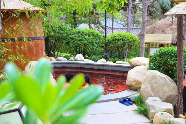 谁说只有冬天才能泡温泉，在这儿，春末的温泉比冬季更有料