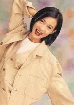 曾是英皇一姐, 和小8岁谢霆锋相恋3年, 今开个