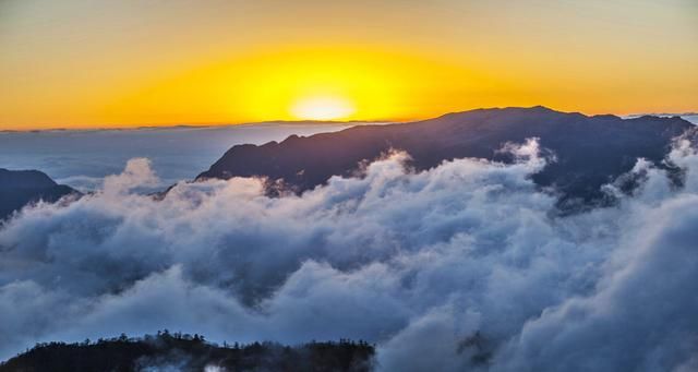 佛光，云海，云瀑，日照金山，包含世间最美风景的三个地方