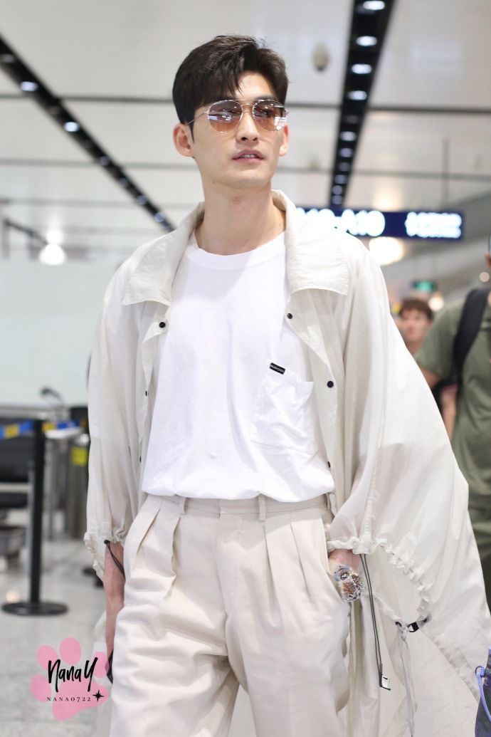 张翰戴墨镜穿风衣现身机场单手插兜又酷又帅,