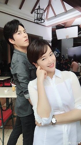 左小青靳东片场搞怪玩不停 新剧热拍引期待