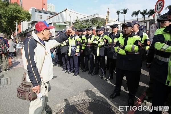 反年改团体与警方爆冲突 洪秀柱轰民进党令人忍无可忍