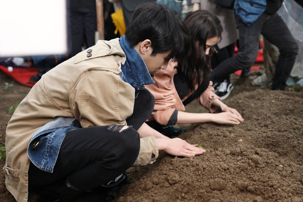 华晨宇切身参与公益 用行动诠释爱与希望