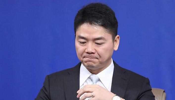 刘强东案新视频曝光:女方瘫坐在沙发上,双手掩