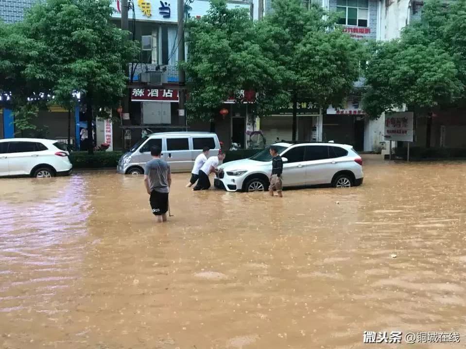 夜间降雨，清水江涨水，凯里岑巩个别街面被淹！