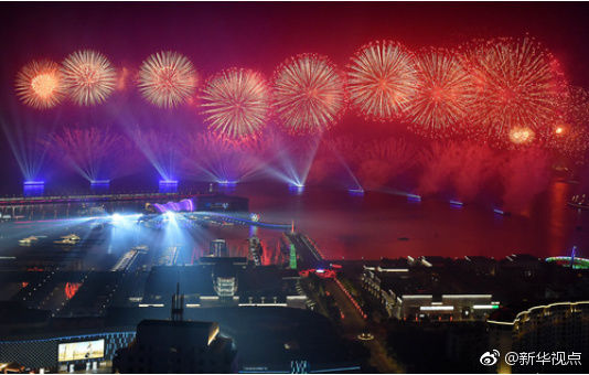 美!上海合作组织青岛峰会举行灯光焰火表演