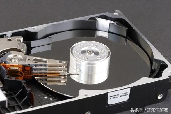 机械硬盘的选购,无非就是这几点,接口类型、传输速度、硬盘容量、缓存大小、磁盘转速、单碟容量大小等。除了远古时代的IDE接口,现在的SATA2还是SATA3,对机械硬盘的性能影响并不大,甚至说微乎其微,当然如果是固态硬盘,那就完全不同,所以我们在选购机械硬盘时,没必要过分纠结到底是选SATA2还是SATA3接口。 硬盘