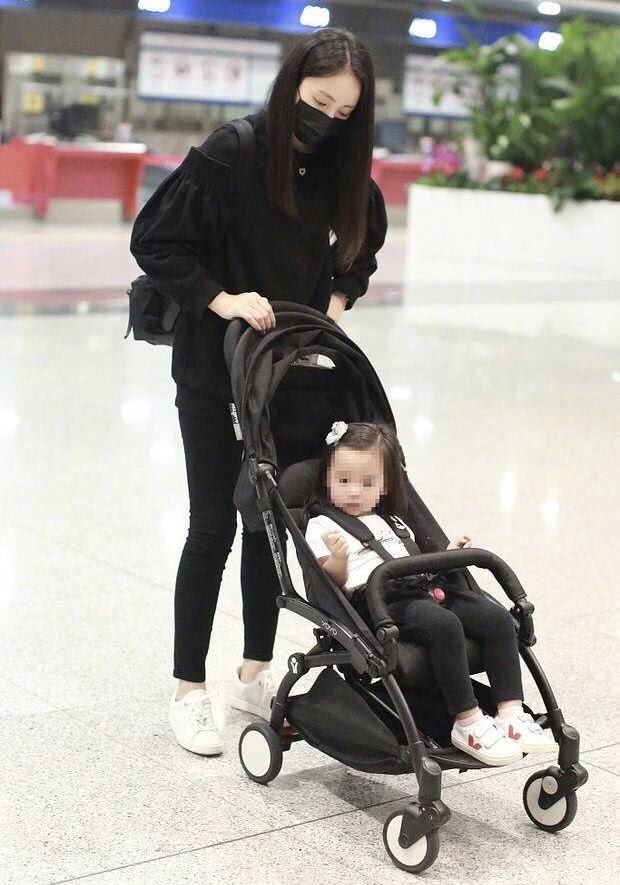 董璇在机场细心照顾女儿,一脸疲惫,感觉老了好