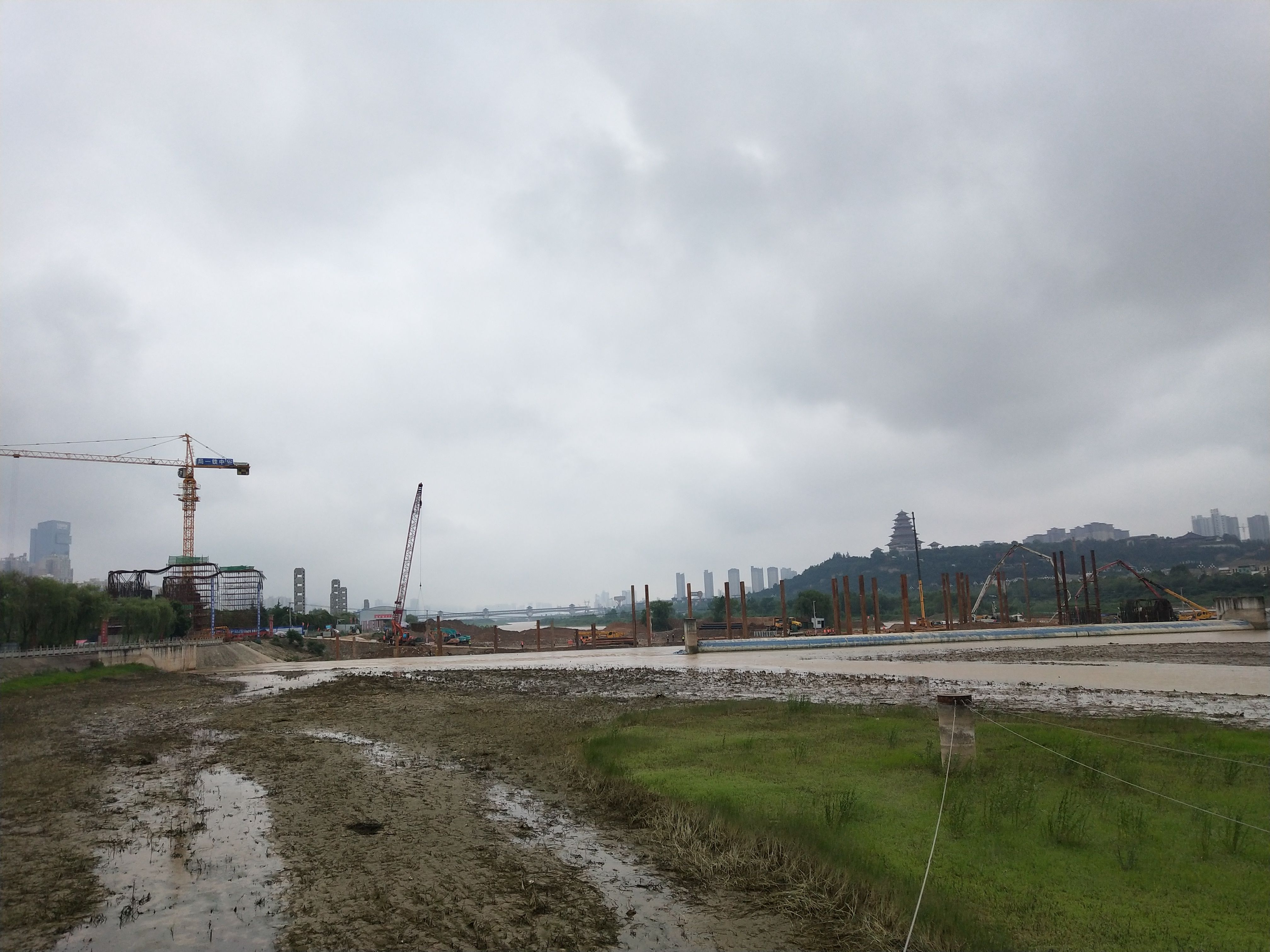 宝鸡市联盟路渭河大桥雨中续拍