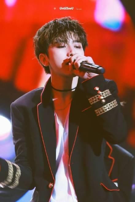 蔡徐坤粉丝见面会被激光笔照射 粉丝们你们要