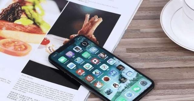 哎!国产手机抄袭苹果刘海屏被歪果仁调侃