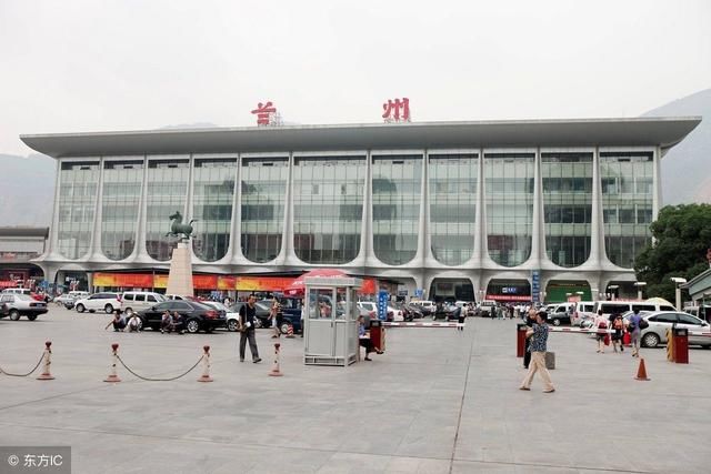 游客嘲笑兰州火车站招牌写错字,看看当地人是