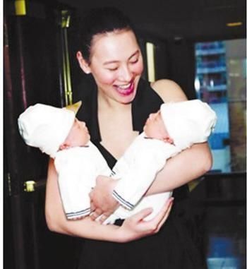 梁洛施所生孩子受器重，频繁回港见面，现女友高调示爱李泽楷