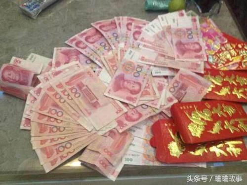 给外甥两千红包，被公公打耳光，我回家后发现兜里的钱，感谢公公