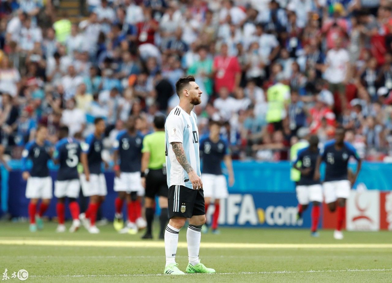 梅西C罗告别世界杯,绝代双骄当爹又当妈,终于