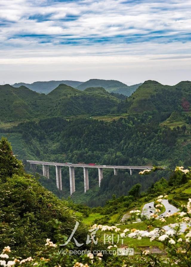 贵州龙里：高速搭起山乡脱贫路