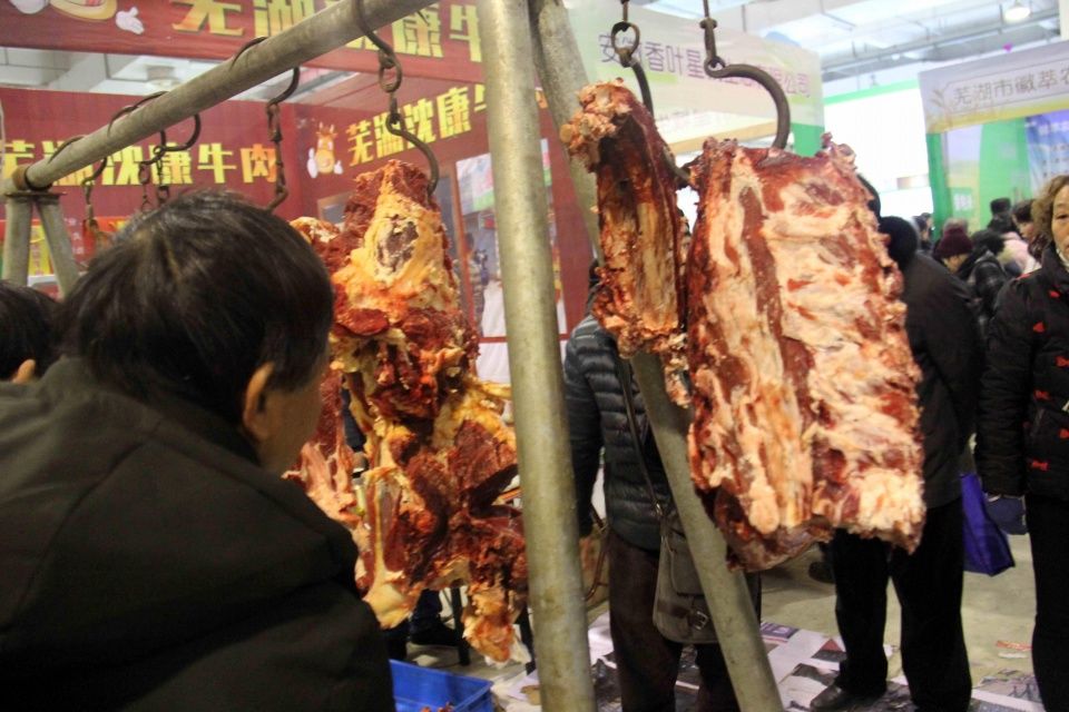 这一斤生牛肉40元，还有不少市民等着买