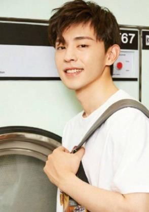 邓伦图片最帅的图片:邓伦帅气手机壁纸