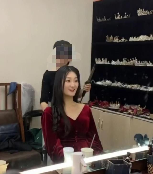 大衣哥儿媳回门宴造型曝光，唇红齿白身材高挑，比新婚造型还好看