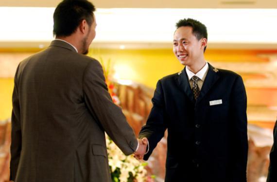 他利用多年酒店工作经验,大学毕业的他自己开