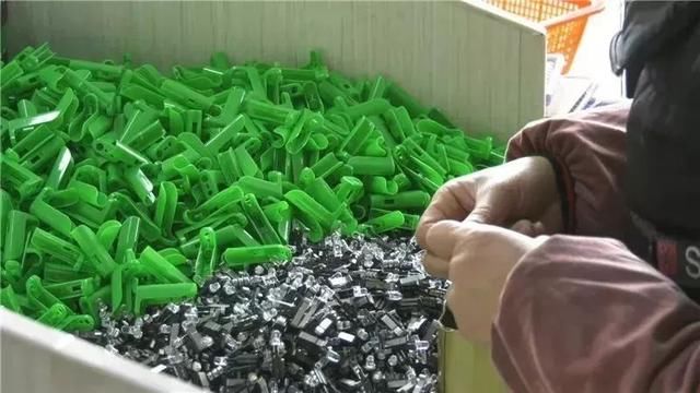 「两会前夕看落实」玉屏:扶贫车间,群众就业忙