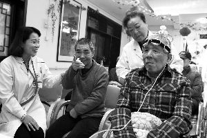 同心共铸中国心志愿者进敬老院 亲切询问老人